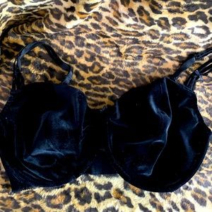 40 DD Victoria’s Secret black velvet underwire bra